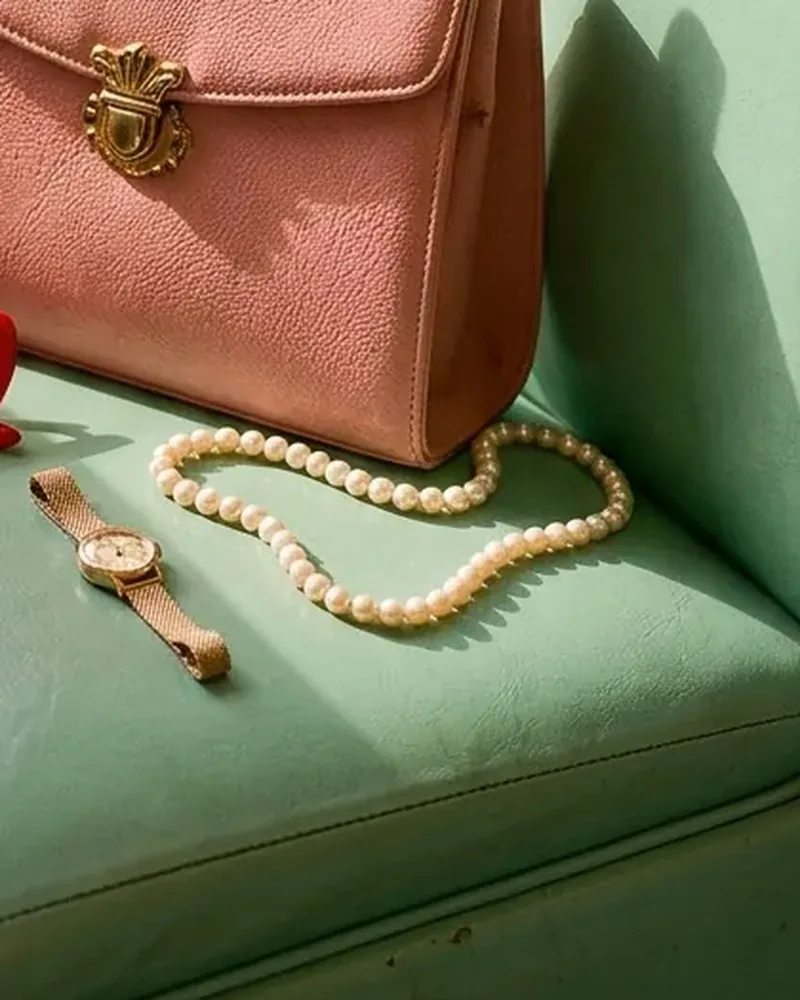 Collar de perlas crema sobre un asiento menta